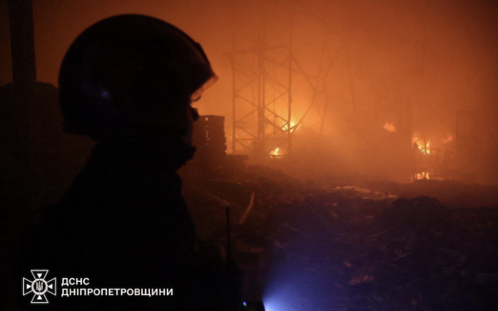Рятувальники загасили пожежу після російського вчорашнього удару по Дніпру