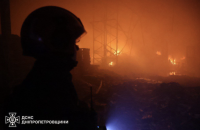 Рятувальники загасили пожежу після російського вчорашнього удару по Дніпру