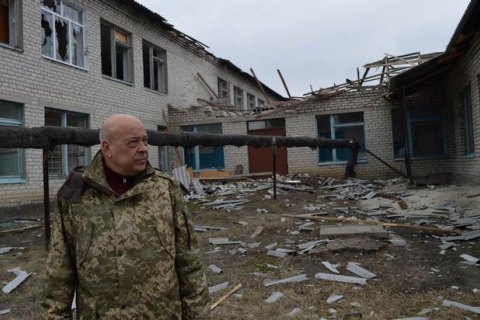 В результате обстрелов в Луганской области ранены милиционер и военный