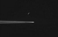 NASA показала фотографии с пролета Cassini через гейзеры спутника Сатурна