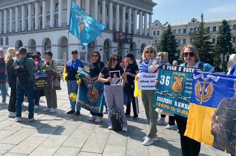 Оксана на акції підтримки військовополонених. 