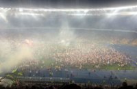 Фанаты "Динамо" устроили беспорядки на поле "Олимпийского"