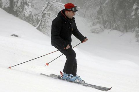 В день антикоррупционных протестов в РФ Медведев "неплохо покатался на лыжах"