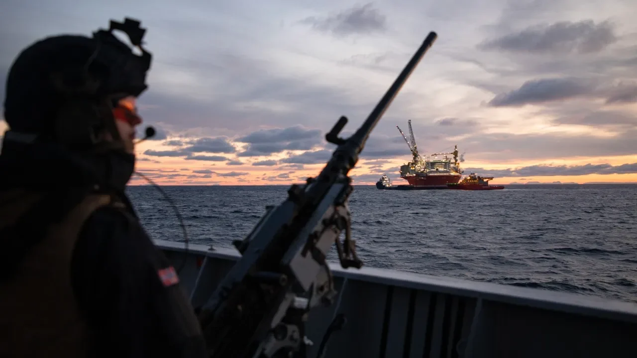 Фрегат Королівських ВМС Норвегії HNoMS Fridtjof Nansen здійснює патрулювання з метою забезпечення безпеки критично важливої
підводної інфраструктури на нафтовому родовищі «Голіат» у Баренцевому морі.