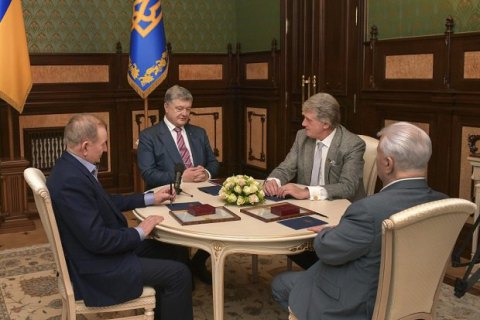 Порошенко обговорив з трьома екс-президентами розвиток України