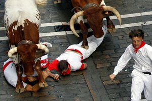 Забеги быков и людей в Памплоне на этот раз обошлись без жертв: 42 раненых