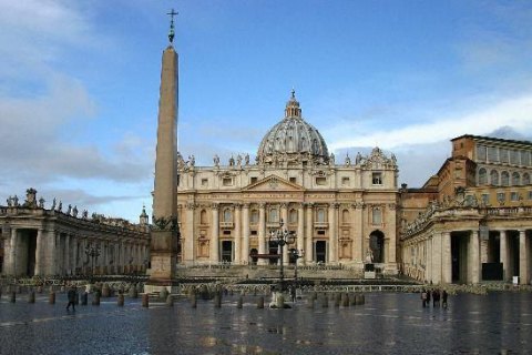 Колишнього ватиканського нунція засудили до 5 років тюрми за розповсюдження дитячого порно