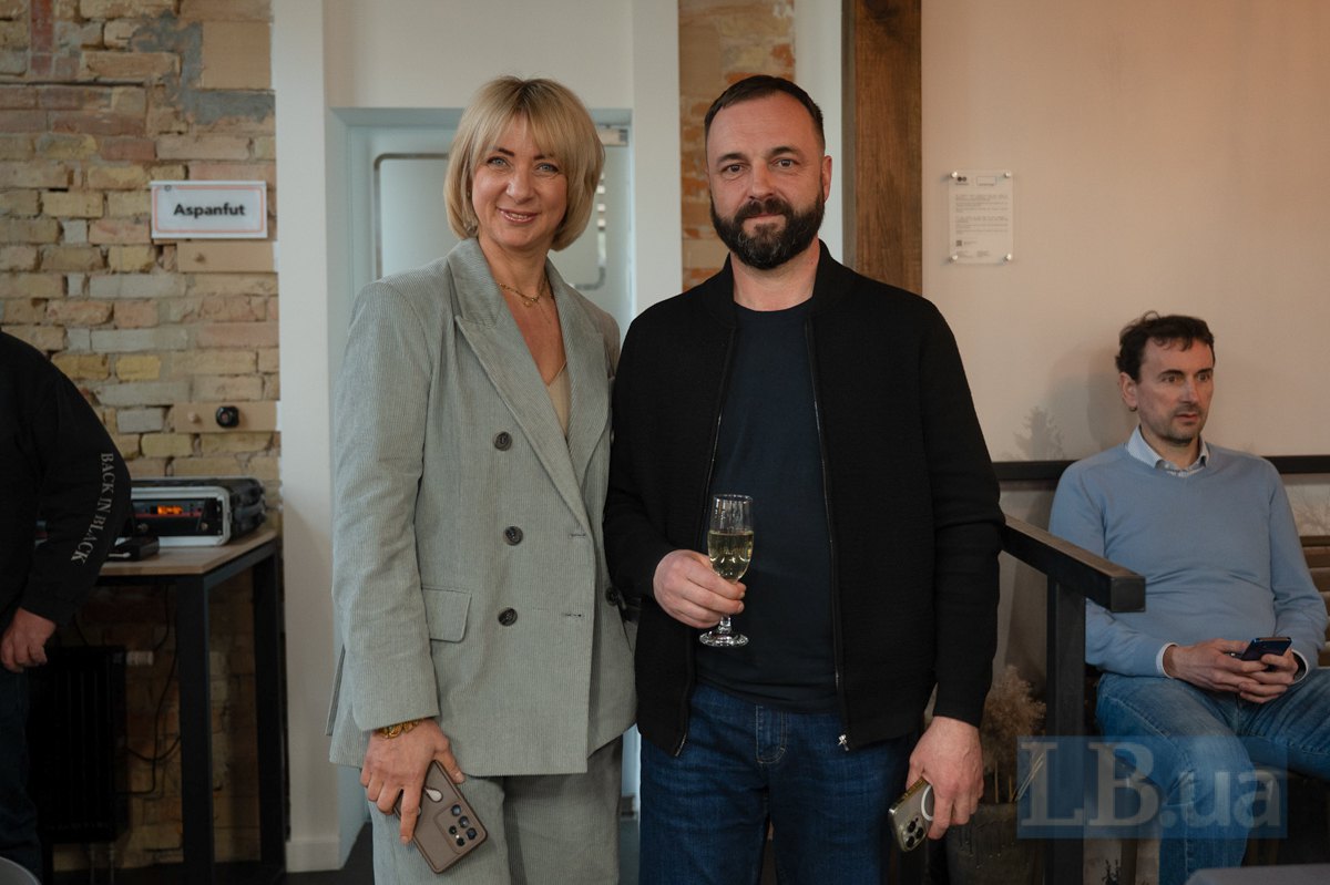 Наталія Романовська (ліворуч) і Віталій Попович