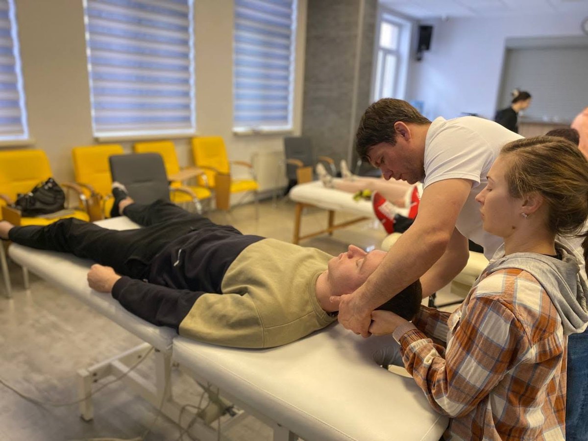 Під час практичного тренінгу «Фізична терапія болю в шиї».