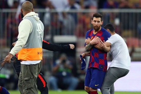 В Саудовской Аравии после полуфинала за Суперкубок Испании фанат прорвался на поле, чтобы обнять Месси