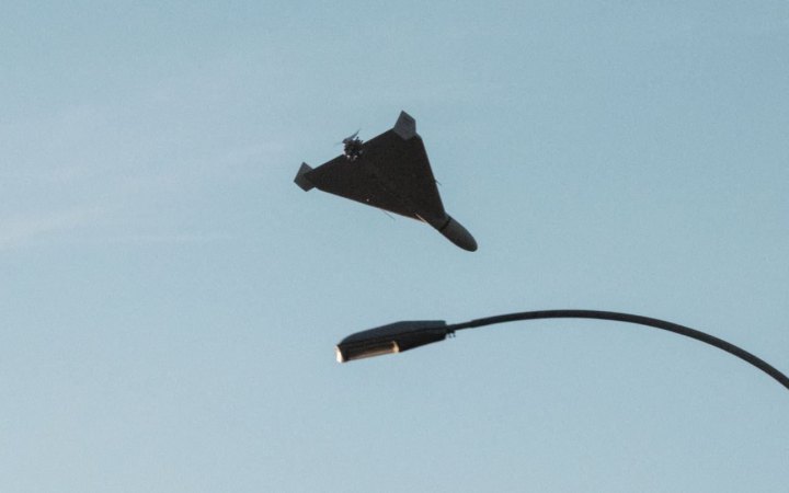 Російський дрон влучив у багатоповерхівку на Житомирщині. Загинула людина