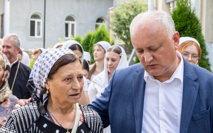 Експрезидент Ігор Додон відвідав у Молдові монастир РПЦ, де отримав орден від настоятеля УПЦ (МП) Онуфрія