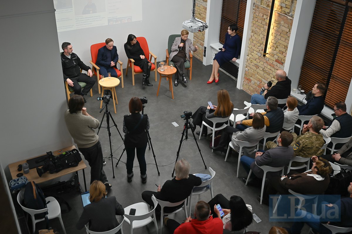 Представник пресслужби ГУР МОУ Євген Єрін, голова Комітету ВР зі свободи слова Ярослав Юрчишин, радниця т.в.о. Голови Служби СБУ Олена Семикіна і Оксана Соколова, керівниця проєкту ‘Факти тижня’ і шеф-редакторка LB.ua Соня Кошкіна.