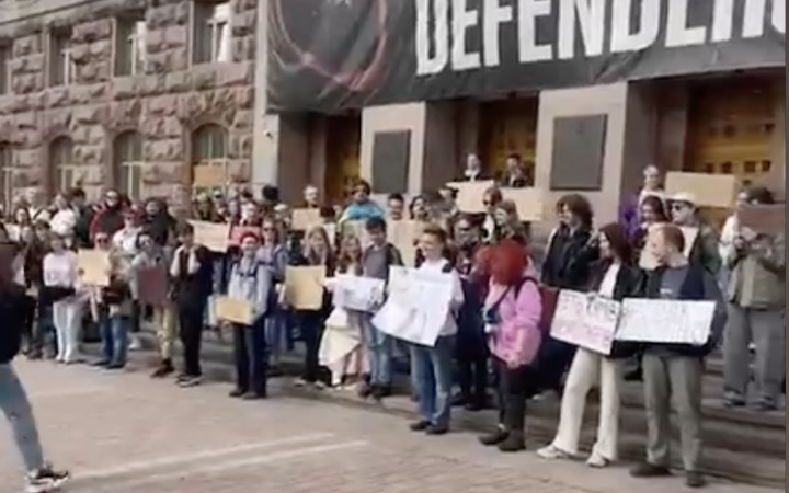 Київські активісти організували під КМДА мітинг з вимогою звільнити фігурантів "земельного" розслідування