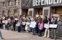 Київські активісти організували під КМДА мітинг з вимогою звільнити фігурантів "земельного" розслідування