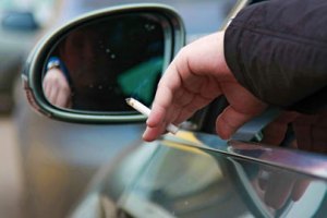 Рада намерена запретить курить за рулем