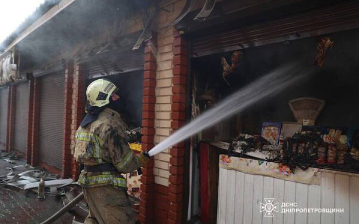 У Дніпрі горів ринок, вогонь гасили 20 пожежників