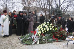 Янукович отправил письмо и цветы на могилу Кушнарева