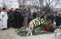 Янукович отправил письмо и цветы на могилу Кушнарева