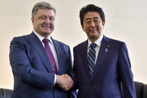 Премьер Японии допустил либерализацию визового режима для граждан Украины