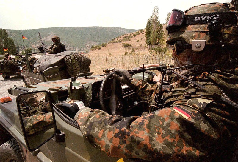 Німецькі солдати у складі міжнародних миротворчих сил НАТО у Косові (KFOR) перетинають кордон у селі Дженерал Янкович, 12 червня 1999 р.