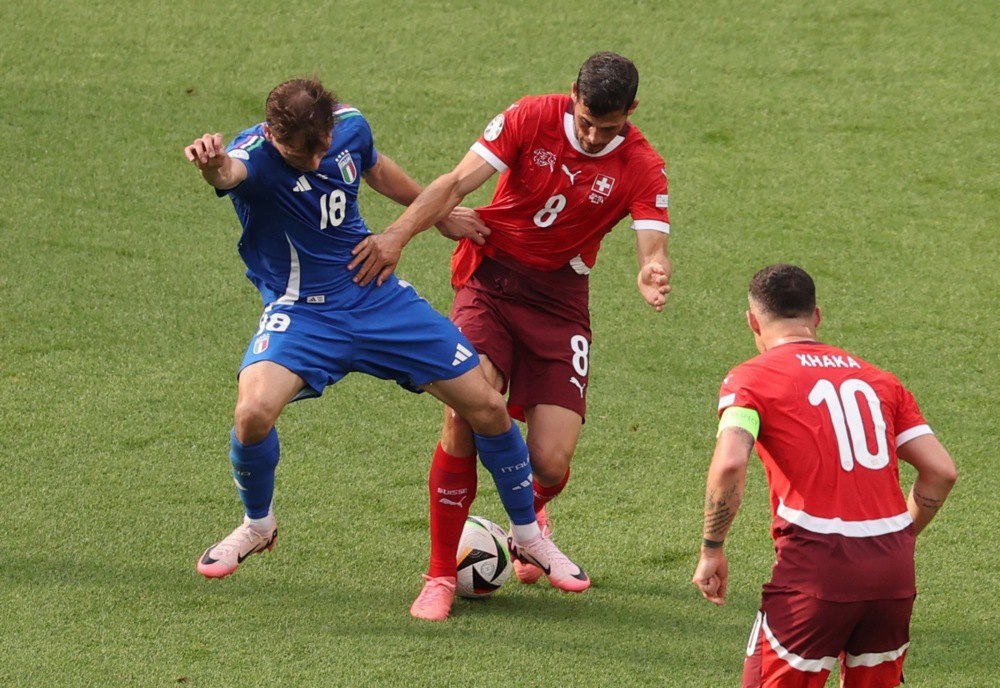 Ремо Фройлер зі Швейцарії (праворуч) та Ніколо Барелла з Італії під час футбольного матчу 1/8 фіналу Євро-2024 між Швейцарією та Італією в Берліні, Німеччина.