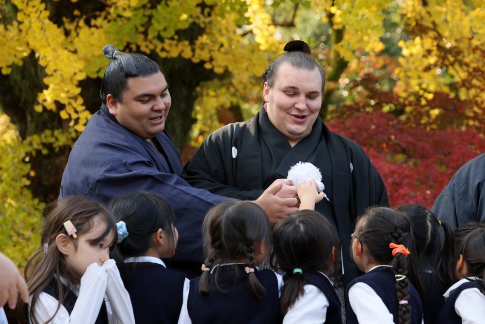 Аонішікі Арата (праворуч) під час зустрічі з дітьми