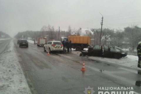 У Київській області в ДТП через слизьку дорогу загинули троє людей, ще двоє поранені