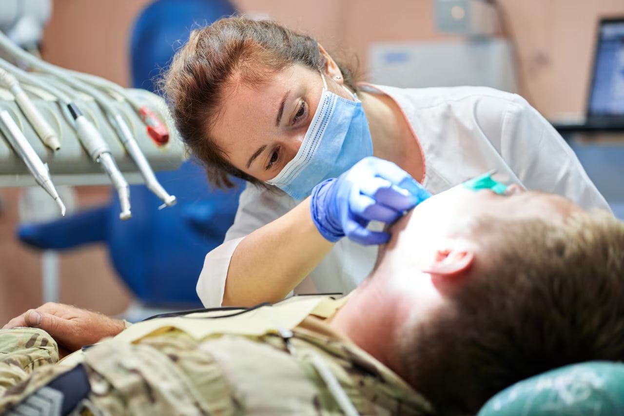 На базі Полтавської обласної лікарні забезпечують безкоштовні стоматологічні послуги для військових, учасників бойових дій, а також людей, що отримали інвалідність внаслідок війни