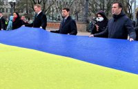 На центральній площі Риги розгорнули 30-метровий прапор України