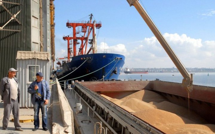 Росіяни почали вивозити з Бердянська вкрадене українське зерно