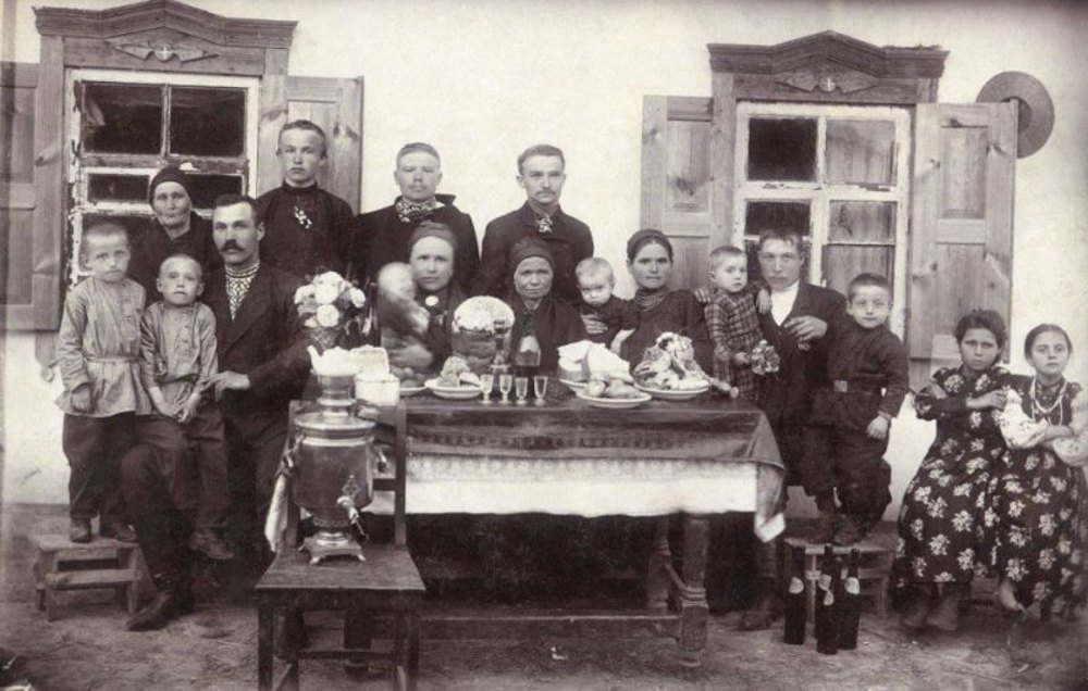 Великодній стіл на Полтавщині, 1910 рік.