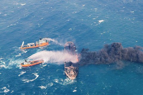 Иранский нефтяной танкер, который неделю горел у побережья Китая, затонул