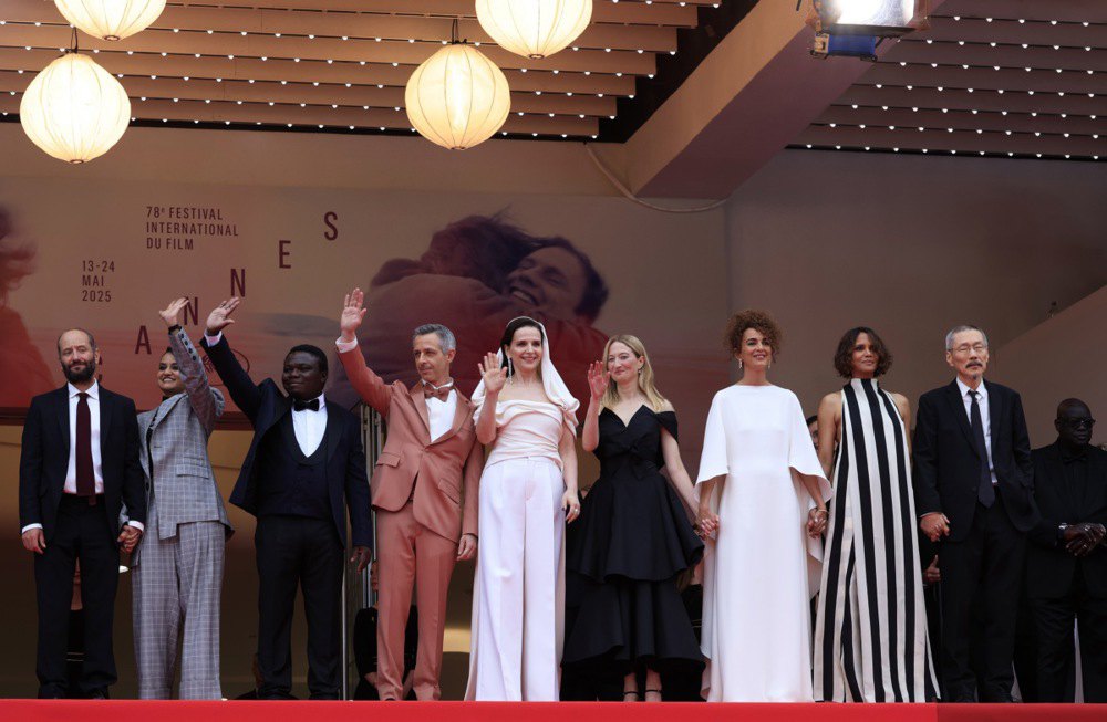 Зліва направо: Члени журі Карлос Рейгадас, Паял Кападія,&nbsp;Дьєдо Амаді, Джеремі Стронг, Жюльєтт Бінош, Альба Рорвахер, Лейла
Слімані, Голлі Беррі та Хон Сансу на сцені Каннського кінофестивалю