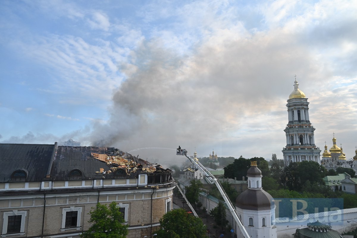 Рятувальники ліквідовують пожежі на даху Успенського собору Києво-Печерської Лаври 