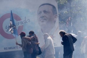 Тысячи людей собрались в центре Стамбула в ответ на разгон демонстрантов 