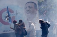 Тысячи людей собрались в центре Стамбула в ответ на разгон демонстрантов 