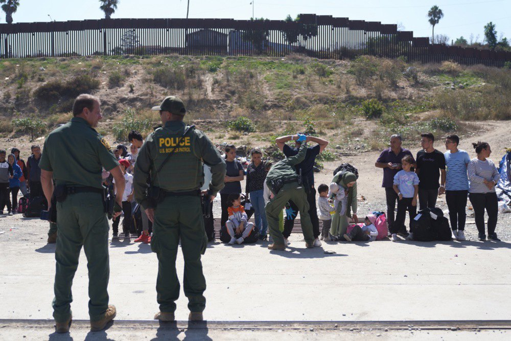 Прикордонний патруль США затримує нелегальних мігрантів на південному кордоні США, Сан-Дієго, штат Каліфорнія, 25 вересня 2023 року.