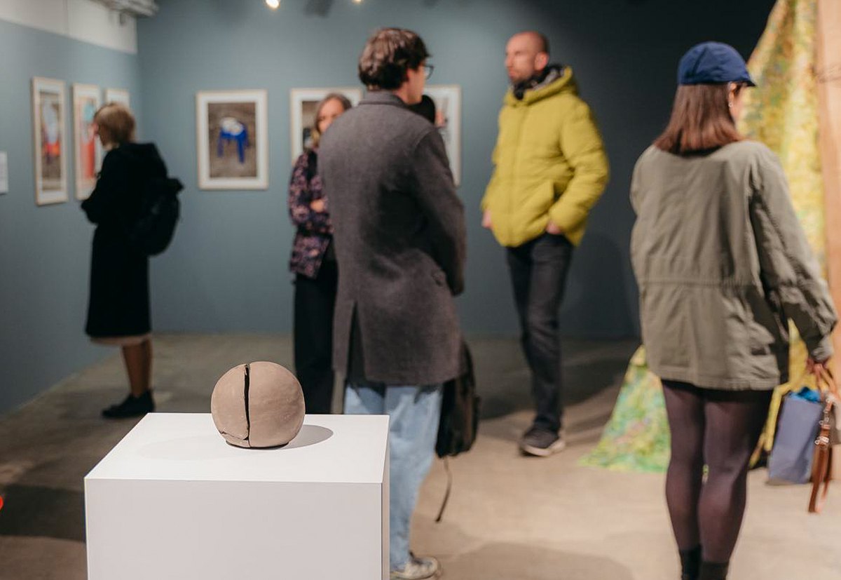 Антон Саєнко. Куля. 2019. Чорнозем. Під час виставки «Полином поле поросло».