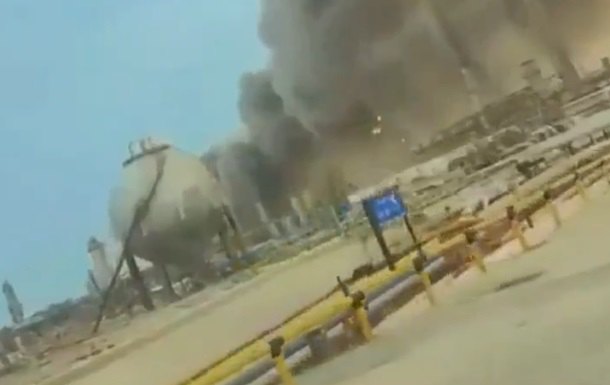 Роботу НПЗ компанії Saudi Aramco в Саудівській Аравії охопило полум'я, ймовірно, після удару іранського дрона. НПЗ роботу зупинено
