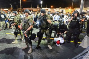 В американском городе Фергюсон протестующие ранили полицейского