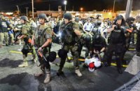 В американском городе Фергюсон протестующие ранили полицейского