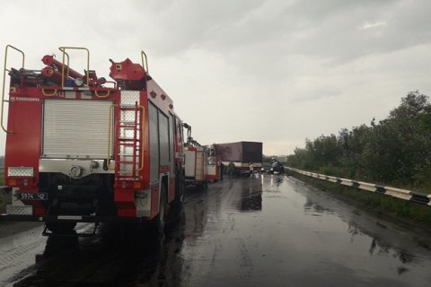 Под Черновцами столкнулись семь грузовиков и две легковушки