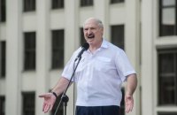 Лукашенко в бронежилете и с оружием прилетел в свою резиденцию в Минске