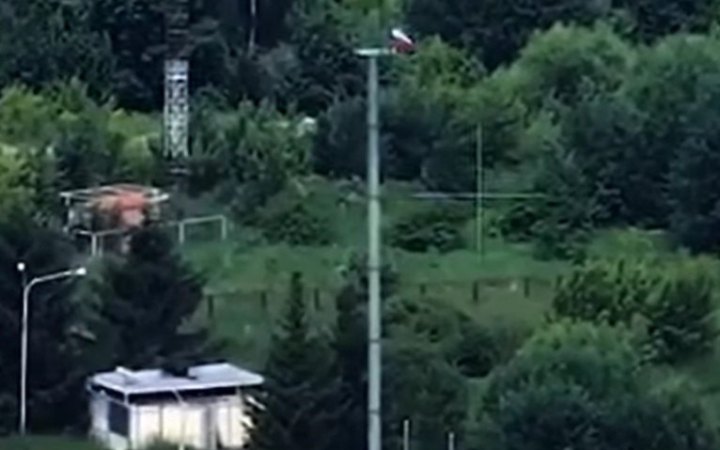 Українські воїни знищили російський прапор, який ворожа ДРГ встановила на кордоні Чернігівщини