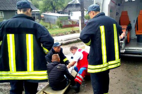 В Закарпатской области 19-летний парень получил травмы, выпав из поезда