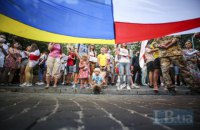 В Киеве создали живую цепь в поддержку протестующих в Беларуси.і