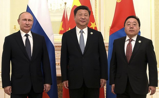 Президенты России, Китая и Монголии – Владимир Путин, Си Цзиньпин и Цахиагийн Элбэгдорж после трехсторонней встречи в рамках
саммита Шанхайской организации сотрудничества в Ташкенте, 23 июня 2016 года