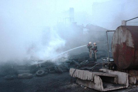 В Запорожье горели шины на заводе по переработке резины