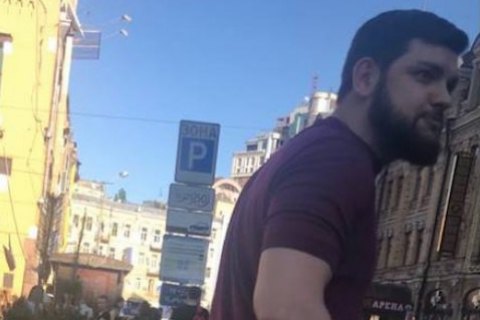 Суд арештував дві квартири в Києві підозрюваного в побитті Найєма, який утік в Азербайджан
